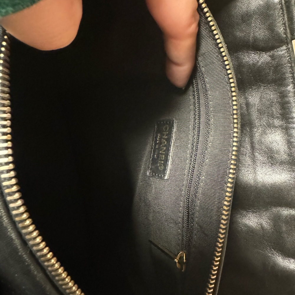 ❌SOLD❌ Chanel Black Leather Chocolate Bar Barrel Bag - Picture 7 of 7